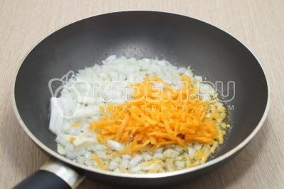 Добавить мелко нашинкованную луковицу, натертую на терке морковь. Обжарить 1-2 минуты.