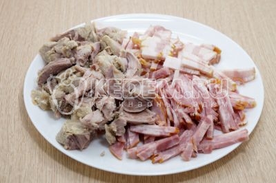Мясо нарезать кусочками, 100 грамм копченой грудинки и 100 грамм ветчины нарезать небольшими кусочками.