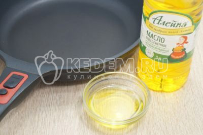 На сковороде разогреть 3 столовые ложки натурального подсолнечного масла ТМ «Алейка».