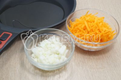 Добавить мелко нашинкованный репчатый лук и тертую морковь.