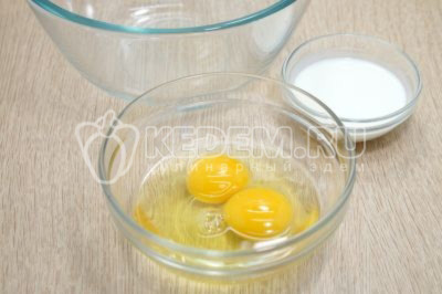В другой миске смешать 2 яйца и 50 миллилитров 10% сливок. Добавить 1 щепотку соли.