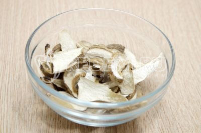 50 г сушеных белых грибов залить 1 стаканом горячей воды и оставить на 30 минут в тепле.