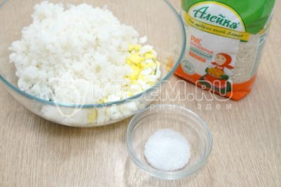 Добавить отварной рис и 1/2 чайной ложки соли.