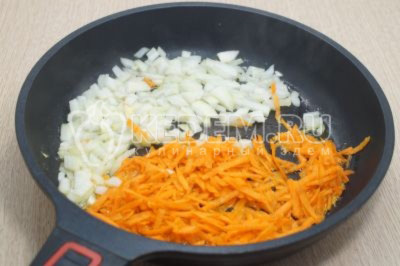 Мелко нашинкованный лук и тертую морковь обжарить помешивая 2-3 минуты.