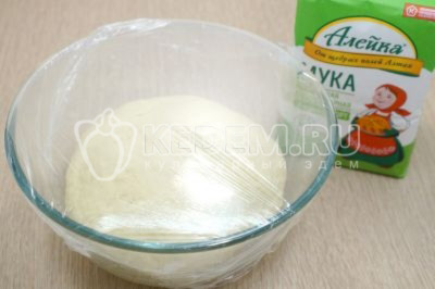 Вернуть тесто в миску смазанную подсолнечным маслом. Накрыть пищевой пленкой и оставить на 30 минут.
