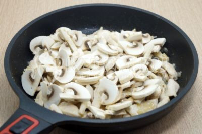 Добавить грибы шампиньоны и готовить еще 2-3 минуты.