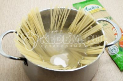 Добавить 200 грамм спагетти и варить, помешивая, 6-7 минут.