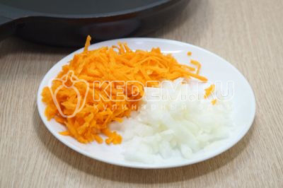 Мелко нашинковать луковицу и натереть на крупной терке морковь.