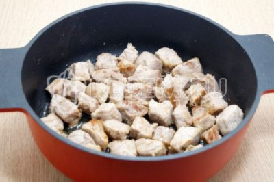 Обжарить кусочки свинины 5-6 минут, помешивая, до румяной корочки.
