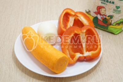 Болгарский перец, морковь и луковицу очистить.
