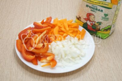 Соломкой нарезать болгарский перец и морковь, луковицу мелко нашинковать.