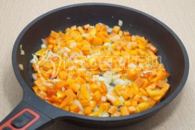 Обжарить овощи на медленном огне 10-12 минут, до мягкости моркови.