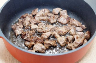 Мясо обжарить помешивая 5-6 минут до золотистой корочки.
