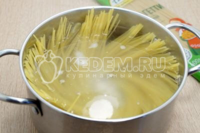 В кастрюле вскипятить 1,5 литра воды, добавить 1/2 чайной ложки соли. Добавить в кипящую воду спагетти.