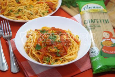 Спагетти в томатном соусе готовы