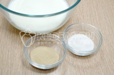 В миску влить 300 миллилитров молока, добавить 10 грамм сухих дрожжей и 3 столовые ложки сахара.