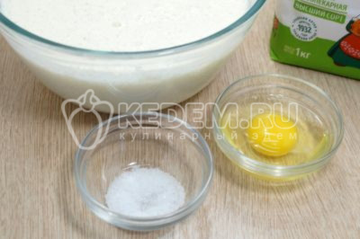 Добавить 2 яичных белка и 1 желток, добавить 1/2 чайной ложки соли.