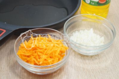Добавить мелко нашинкованную луковицу и натертую на крупной терке морковь.