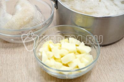 Добавить в кастрюлю кубиками нарезанные 2 картофелины, варить 10-12 минут.