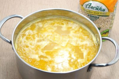 Варить гороховый суп с курицей еще 10-12 минут.