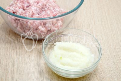 В миску выложить 500 грамм мясного фарша, добавить 1 измельченную луковицу.