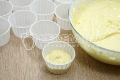 Приготовить формочки для кексом. Выложить тесто на 1/2 от объема формы.