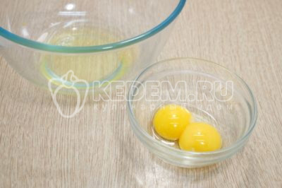 2 яйца разделить на белки и желтки.