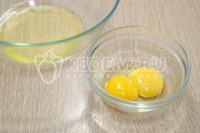 В мисках разделить 2 яйца на белки и желтки.