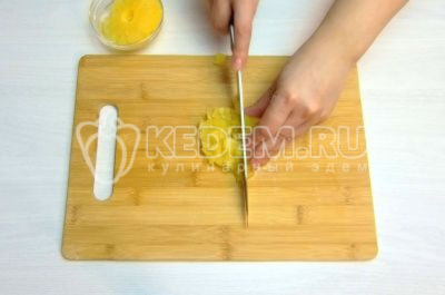 100 г консервированного ананаса нарезать небольшими кубиками.
