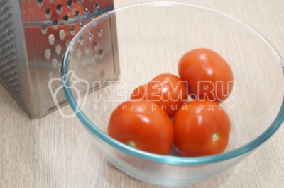 4 помидора натереть на терке в миску.