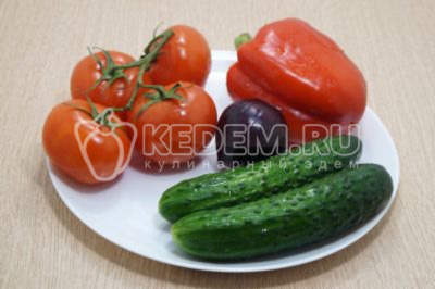Овощи хорошо промыть, лук очистить, болгарский перец очистить от семян.
