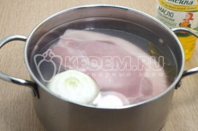 В кастрюлю выложить кусок мякоти свинины с 1 луковицей, влить 3 литра воды и поставить вариться.