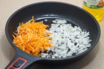 На сковороде с маслом обжарить мелко нашинкованный лук и натертую на крупной терке морковь, 3-4 минуты.