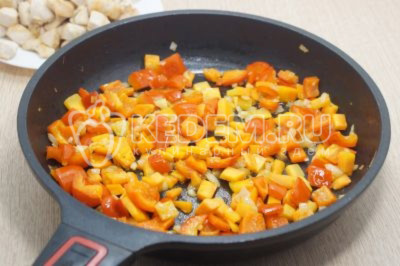Добавить нарезанные небольшими кубиками овощи. Обжарить помешивая 5-6 минут, до мягкости моркови.