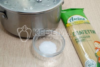 В кастрюле вскипятить 2 литра воды, добавить 1 чайную ложку соли.