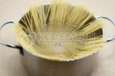 Отварить 400 грамм спагетти, помешивая, 7-8 минут до готовности.