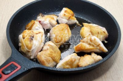 На сковороде разогреть 4 столовые ложки натурального подсолнечного масла ТМ «Алейка» и обжарить до золотистой корочки кусочки курицы со всех сторон.