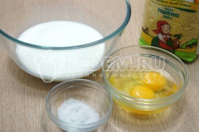В миску влить 200 мл литров молока, добавить2 яйца и 12 чайной ложки соли.