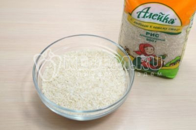 Отмерить 200 грамм длинозерного риса ТМ «Алейка».
