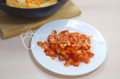 Добавить мелко нарезанную луковицу и мелкими кубиками нарезанную морковь, обжарить 3-4 минуты помешивая.