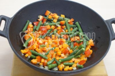 100 грамм стручковой фасоли разморозить и добавить к овощам.