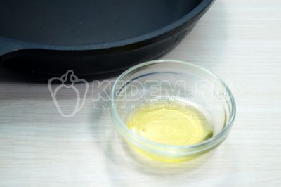 На сковороде разогреть 2 столовые ложки растительного масла.