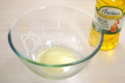 В чистую и сухую миску влить 3 столовые ложки натурального подсолнечного масла 