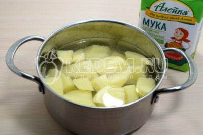 400 грамм картофеля очистить. Нарезать небольшими кусочками и сложить в кастрюлю, залить водой и поставить варить.