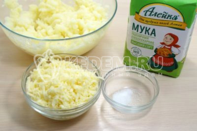 Добавить 1/2 чайной ложки соли и тертый сыр в картофельное пюре.