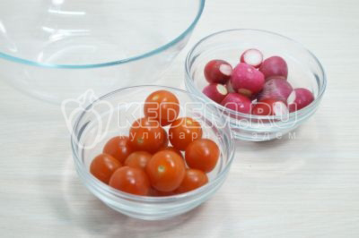 10-12 помидорок черри и 10 редисок вымыть и обсушить.