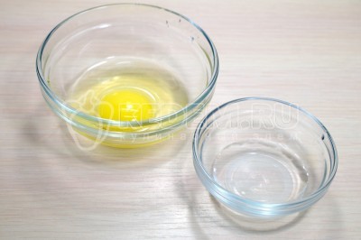 Яйцо смешать с 2 столовыми ложками воды.