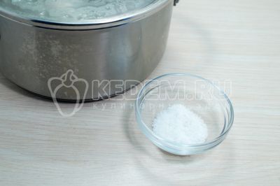 В кастрюле вскипятить 1 литр воды и добавить 1/2 чайной ложки соли.