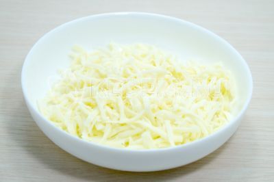 100 грамм сыра моцарелла натереть на крупной терке.