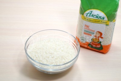 Чтобы приготовить овощное рагу с рисом, для начала нужно отмерить 200 грамм круглозерного риса ТМ «Алейка».
